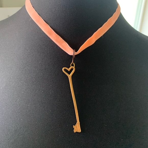 Necklace skeleton key peach velvet choker - Picture 1 of 6